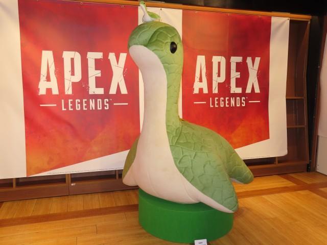 「ネッシーカフェ」に展示されている1.5メートル超えの巨大ネッシー