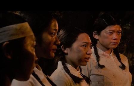 映画「乙女たちの沖縄戦～白梅学徒の記録～」で若手女優らが演じた白梅学徒の再現ドラマ（C）Ｋムーブ