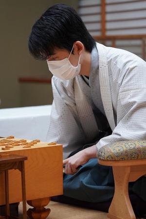 王位を防衛し、通算タイトル数を１０期とした藤井聡太五冠（提供・日本将棋連盟）