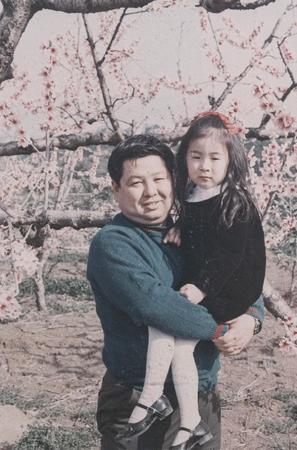 当時３０代の“新米パパ”高木ブーが長女・かおるさんを抱く貴重な写真。新曲「パパの手」のＭＶにも登場する（高木家提供）