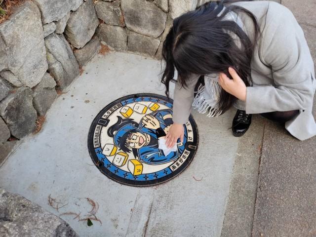 マンホールを磨く女子高生を発見！意外過ぎる理由 人気アニメ『忍たま』が繋いだ奇跡に感激