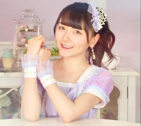 ユーチューバーや歌手として活動するアイドルの佐藤汐。昆虫食にも挑戦し、「タケムシが食べたい」という