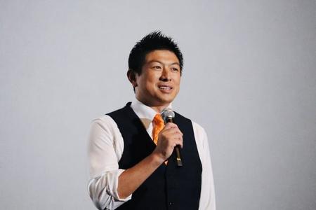 舞台あいさつに立った神谷宗幣参院議員