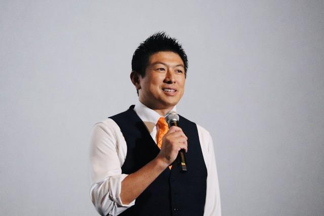 舞台あいさつに立った神谷宗幣参院議員