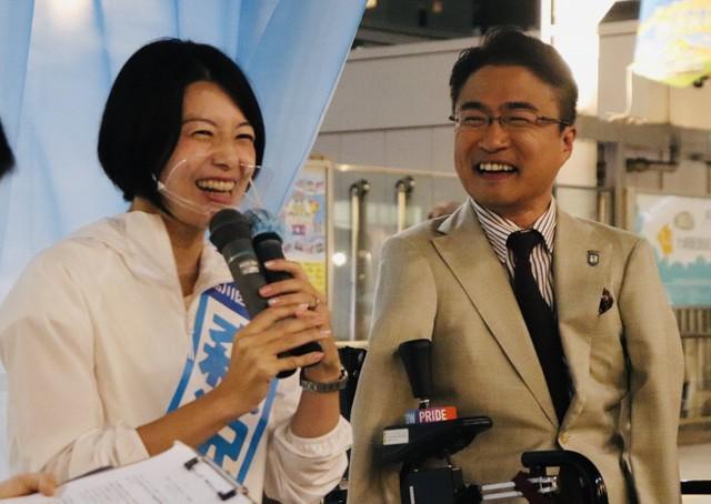 ＪＲ大崎駅前で街頭演説した森沢恭子氏（左）と乙武洋匡氏