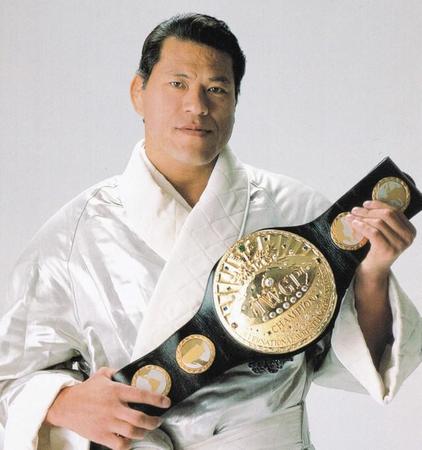  初代ＩＷＧＰベルトを持つアントニオ猪木 