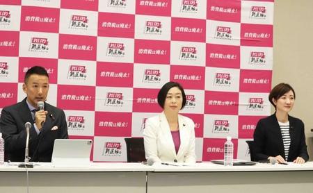 国会内で会見する（左から）れいわ新選組の山本太郎代表、櫛渕万里、大石晃子両衆院議員