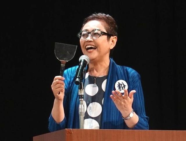 「コテ」を手に熱弁した日本コナモン協会・熊谷真菜氏会長