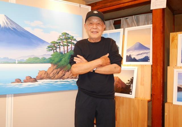 個展を開催した銭湯絵師・丸山清人さん＝都内