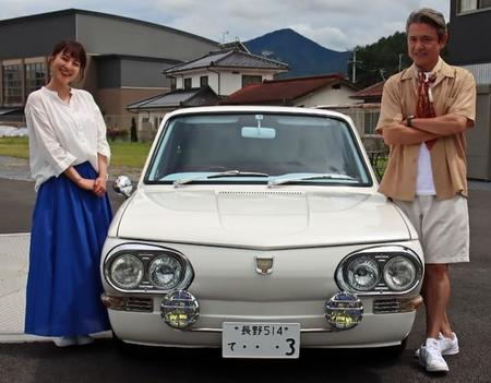 昭和の名車「日野コンテッサ１３００ クーペ」を間に挟んでご満悦の升毅（右）と鈴木杏樹。正面から見ると「独特の顔」がある
