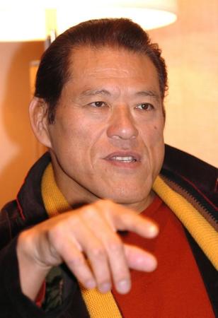 インタビュー取材で師・力道山やプロレス界の課題や未来などについて語るアントニオ猪木さん（２００４年１２月撮影）
