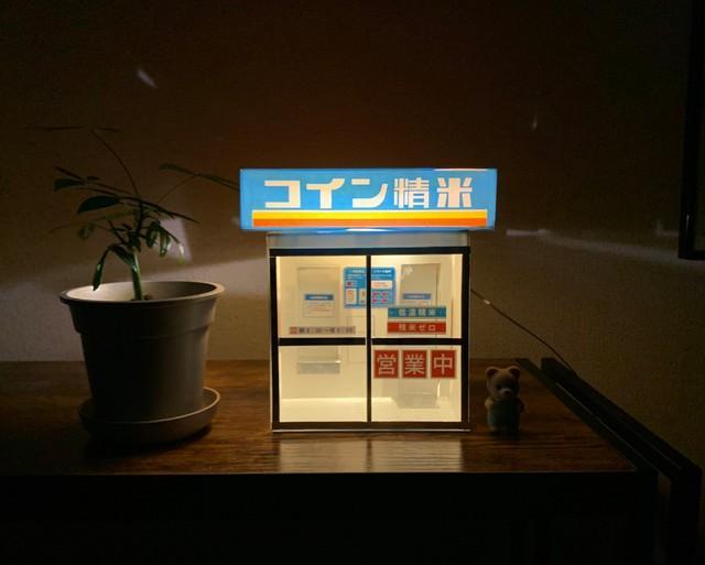 田舎の夜によく見る！」地元の懐かしいコイン精米所を再現した間接照明 
