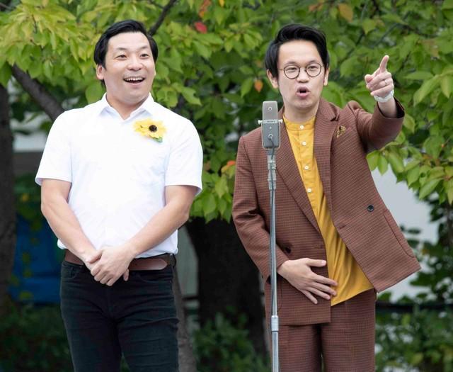 関西大学フェスティバルの「校友お笑いステージ」に出演するインディアンスの田渕章裕（左）ときむ