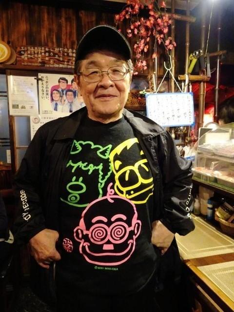 加藤茶、高木ブーとのユニット「こぶ茶バンド」のＴシャツを着て自身の店で接客する仲本工事さん＝都内の居酒屋「仲本家　ＪＵＮＫＡの台所」（２０１８年撮影）