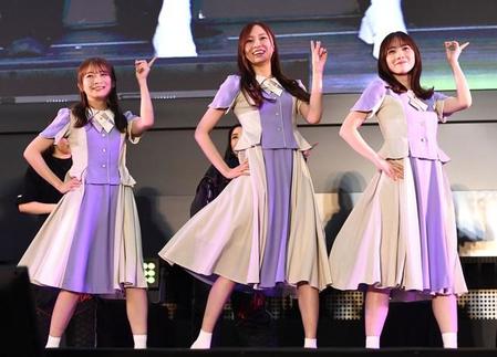 息の合ったダンスを披露する乃木坂４６の（左から）秋元真夏、梅澤美波、田村真佑