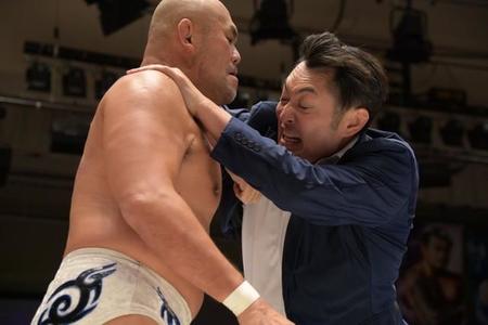 秋山準にエルボースマッシュを浴びせる川松真一朗氏（写真提供＝ＤＤＴプロレスリング）