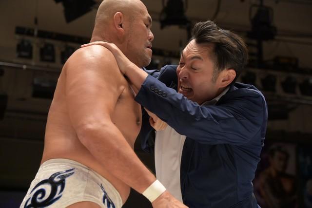 秋山準にエルボースマッシュを浴びせる川松真一朗氏（写真提供＝ＤＤＴプロレスリング）