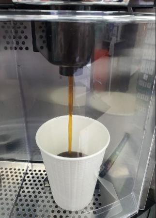 空の紙コップをマシンにセットして中身を注ぐスタイルのコンビニ・コーヒー