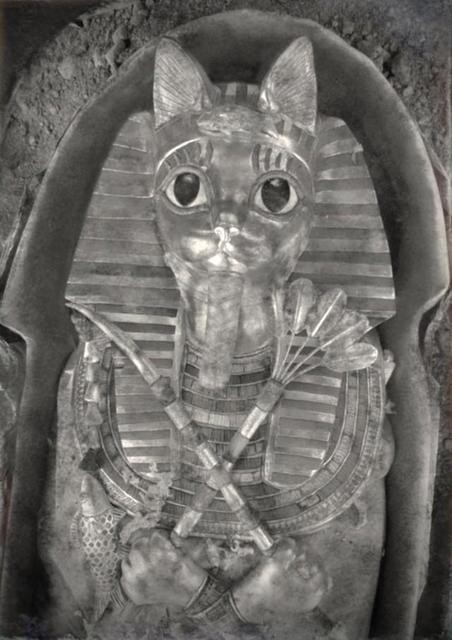 猫耳立てたツタンニャーメン王が話題！黄金マスク、古代猫文明の文字