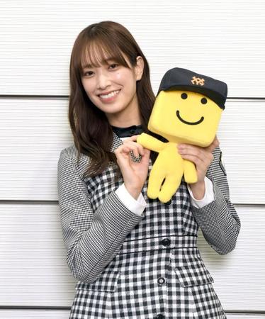 「プロ野球スピリッツA」のマスコットキャラクターを手にする日向坂４６・佐々木久美