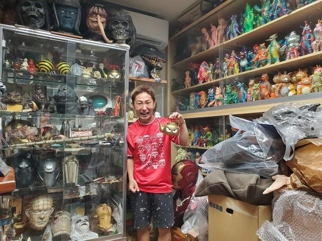 怪獣のソフビ人形など膨大なコレクションに囲まれるなべやかん＝都内の自宅