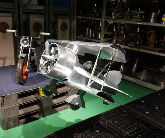 職人の金属加工技術を生かして作られた飛行機のモニュメント