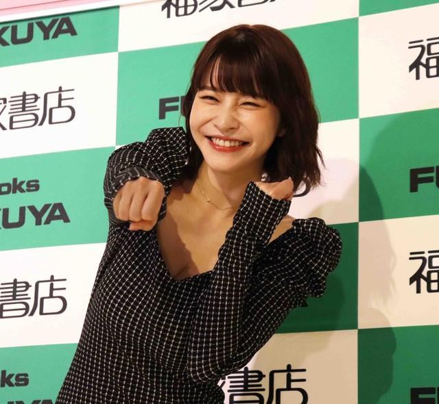 「岸明日香カレンダー２０２３」の発売イベントに登場した岸明日香