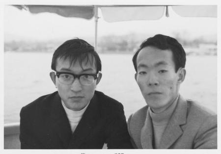 青年期の佐川純さん（左）と兄の佐川一政さん（佐川純氏所蔵、著書「カニバの弟」に掲載）