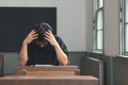 大学受験のため猛勉強しはじめた学生だが、小中学校で身に付けるべき一般常識の欠如がネックに…（イメージ）