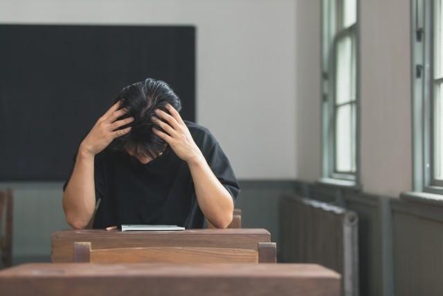 大学受験のため猛勉強しはじめた学生だが、小中学校で身に付けるべき一般常識の欠如がネックに…（イメージ）