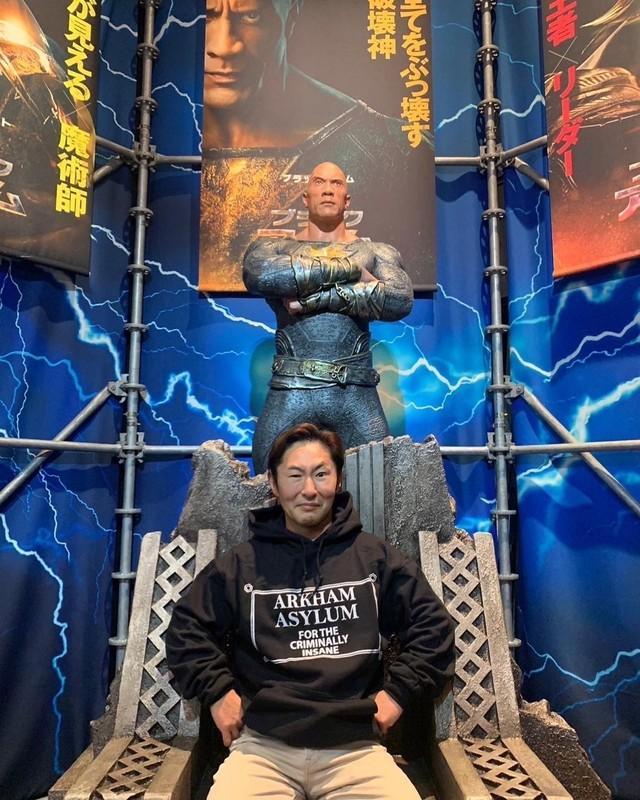 「『ブラックアダム』公開記念 “DCユニバースの世界”」の会場で主演のドウェイン・ジョンソンになりきるなべやかん＝都内の日テレホール