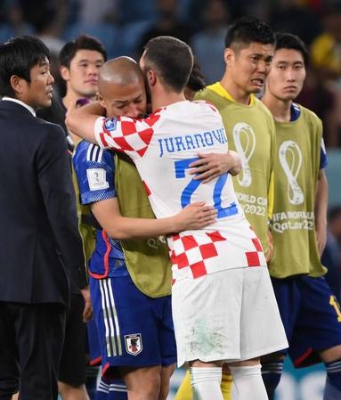 Ｗ杯決勝トーナメント１回戦、クロアチア戦後に号泣する前田大然をなぐさめるユラノヴィッチ＝アル・ジャノブ・スタジアム（撮影・金田祐二）
