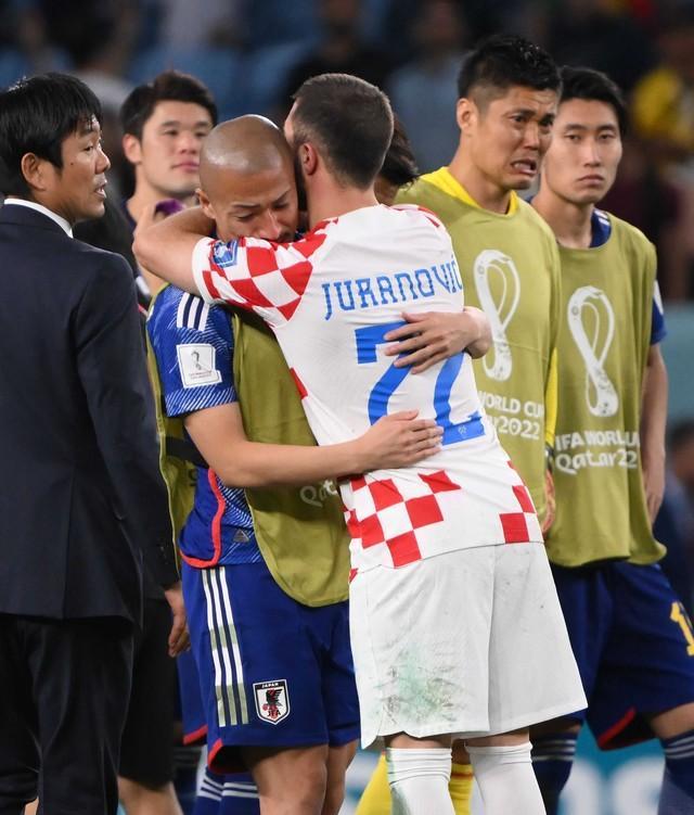 Ｗ杯決勝トーナメント１回戦、クロアチア戦後に号泣する前田大然をなぐさめるユラノヴィッチ＝アル・ジャノブ・スタジアム（撮影・金田祐二）
