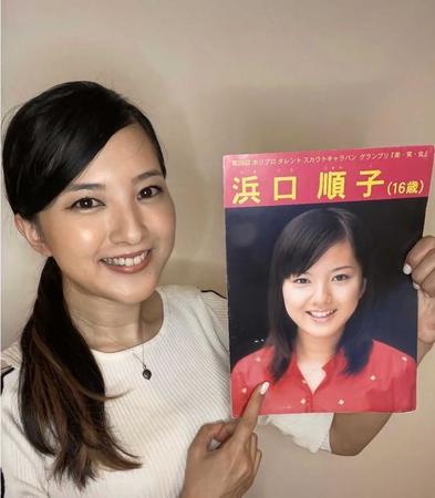 デビュー当時のポスターを手に、笑顔を見せる浜口順子