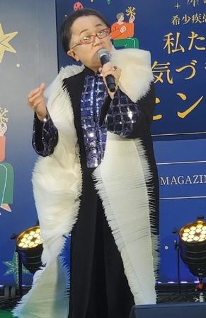クリスマスイブに開催された希少疾患啓発イベントで「ホワイト・クリスマス」を熱唱した米良美一＝東京・赤坂の「アーク・カラヤン広場」