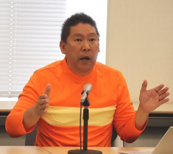 ジャイアンのコスプレでＮＨＫ党の定例会見に出席した立花孝志党首