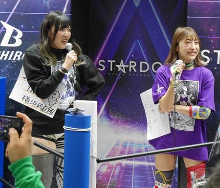 「コミックマーケット１０１」の企業ブースに登場したスターダムのレディ・Ｃ（左）と向後桃＝東京ビッグサイト