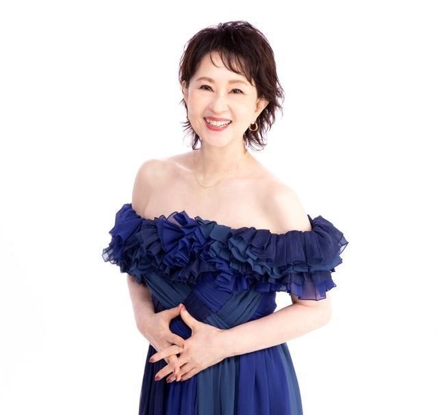 昨年10月に配信した３７年ぶり新曲「夜雲影」の衣装を着た畑中葉子。離婚後の再出発となった