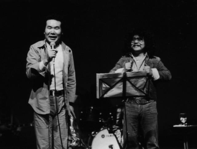 佐藤蛾次郎さん（右）のライブに飛び入りでステージに上がった渥美清さん。公私ともに深い絆で結ばれていた（佐藤蛾次郎さん提供）