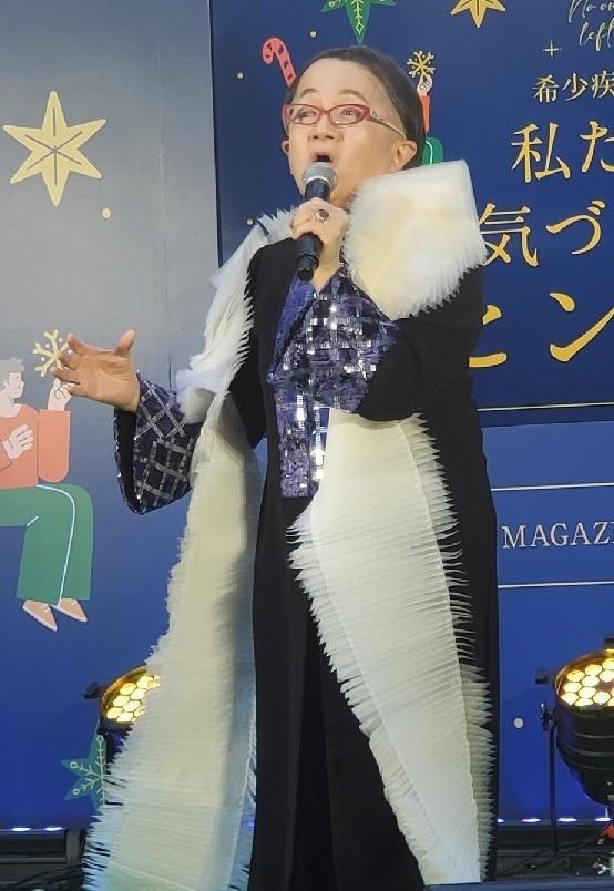 クリスマスイブのイベントで熱唱する米良美一。コロナ禍の中、希少疾患の当事者として「生きる」思いを吐露した＝都内