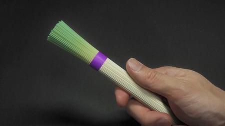 【写真】アップにすると緑色の濃淡がよくわかります　「長ネギのそうめん」　ミチル（＠ｍｉｔｉｒｕｘｘｘ）さんツイッターより