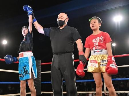 敗戦に肩を落とすゆたぼん（右）＝新宿ＦＡＣＥ（撮影・西岡正）