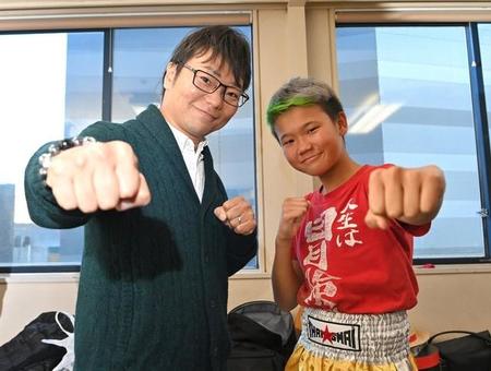 父・中村幸也氏とポーズを決めるゆたぼん＝新宿ＦＡＣＥ（撮影・西岡正）