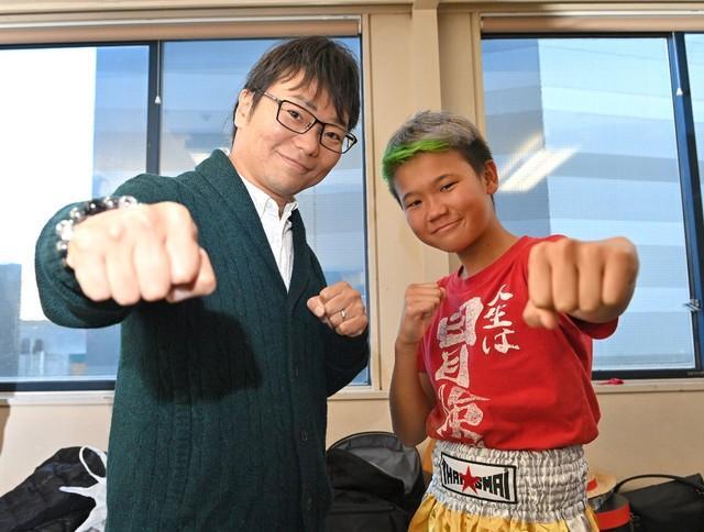 父・中村幸也氏とポーズを決めるゆたぼん＝新宿ＦＡＣＥ（撮影・西岡正）