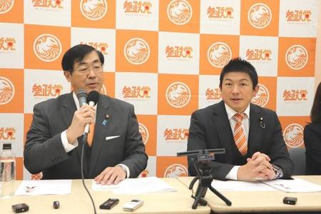 参政党の定例会見に出席した松田学代表（左）と副代表・事務局長の神谷宗幣参院議員