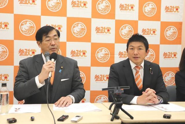 参政党の定例会見に出席した松田学代表（左）と副代表・事務局長の神谷宗幣参院議員