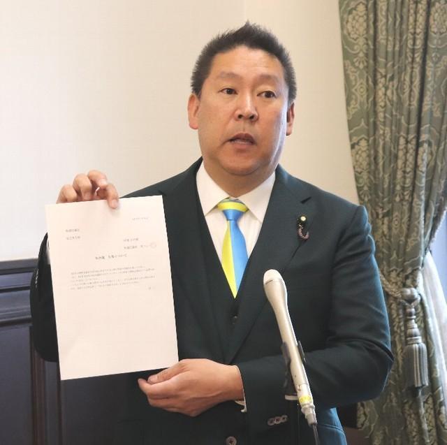 ガーシー氏の国会欠席理由書を記者団に見せるＮＨＫ党・立花孝志党首