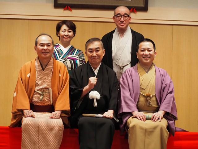 入選作発表会見に出席した（前列左から）笑福亭仁智、桂文枝、桂吉弥、（後列左から）露の紫、桂雀太