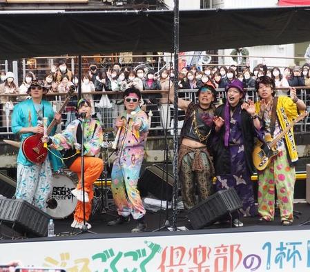 （左から）ジュースごくごく倶楽部のロングコートダディ・堂前、ムームー大陸・山﨑おしるこ、マユリカ・阪本、シカゴ実業・山本プロ野球、滝音・さすけ、ニッポンの社長・辻