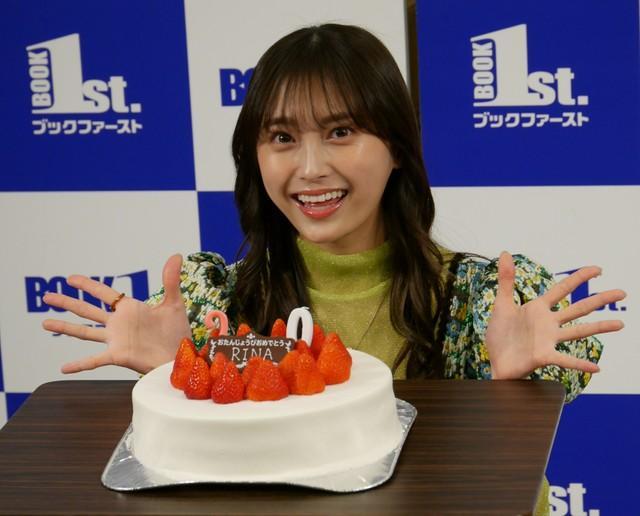 サプライズの誕生日ケーキに笑顔の小山璃奈＝都内